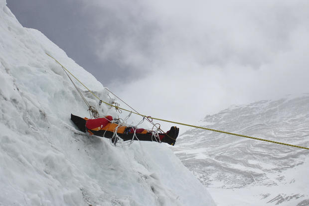 从珠峰8000米以上回收遗体到底有多难？