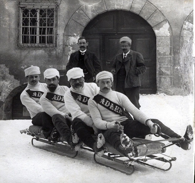 03 瑞士达沃斯的雪车队（1910年左右）.jpg