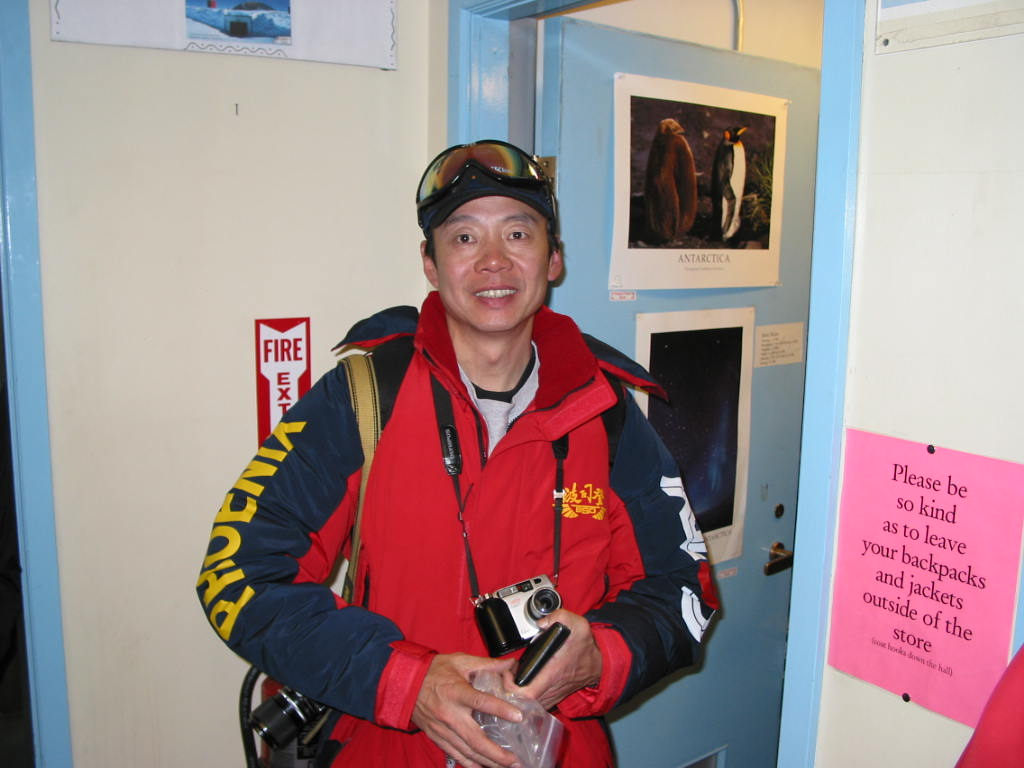 59这是我在阿蒙森-斯科特南极点站内被拍的惟一一张单人照片.png